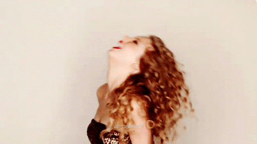  Taylor Swift Curly Hair Flip Confident Smile